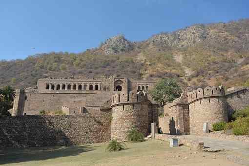 How to reach Bhangarh Fort