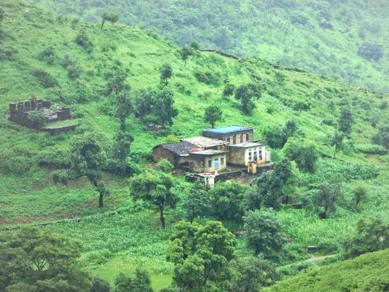 Beautiful Raita Hills in Udaipur Rajasthan in Hindi
