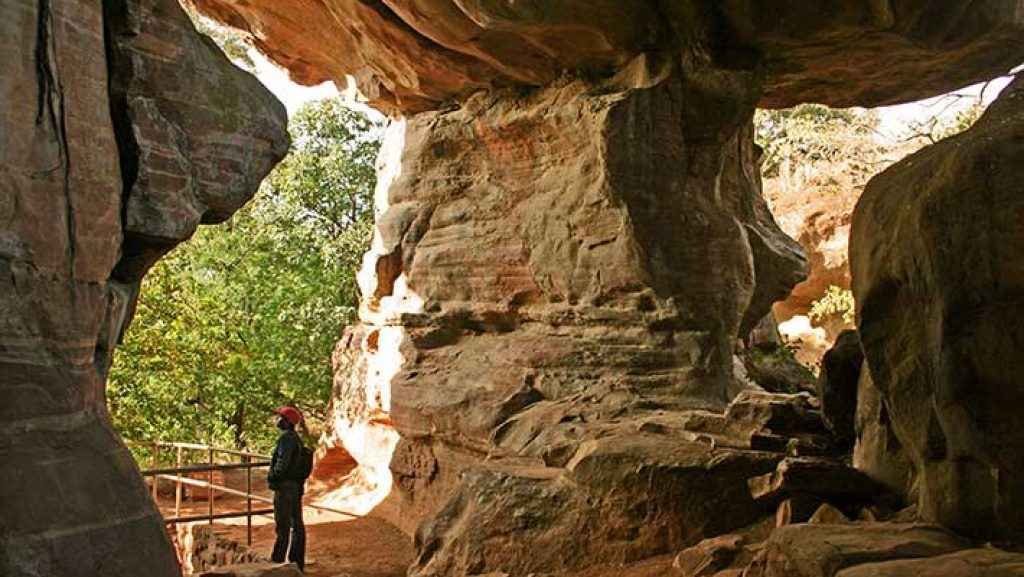 भोपाल में घूमने की सबसे प्रसिद्ध जगहों की जानकारी: Bhopal Best Tourist Places To Visit In Hindi Bhimbetka Caves in Bhopal in Hindi