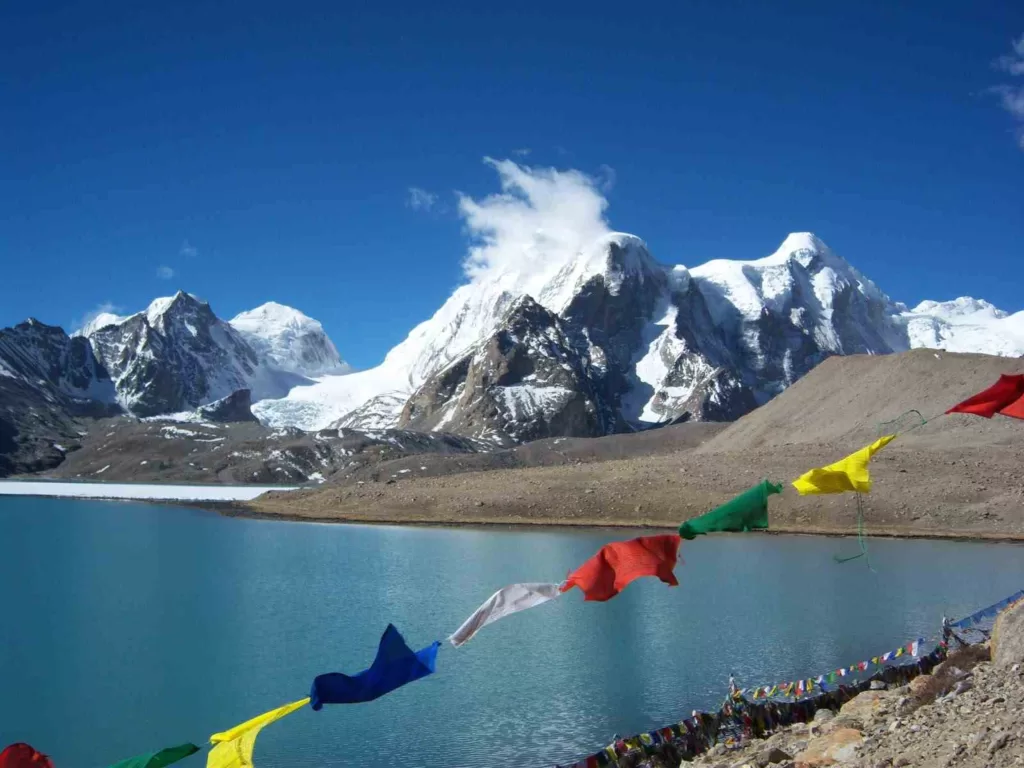 पहाड़ों पर घूमने का है मन तो सिक्किम घूमने के लिए एक बार जरूर जाये: Best Tourist Places To Visit In Sikkim In Hindi Gurudongmar Lake in Sikkim in Hindi - गुरुडोंगमार झील सिक्किम