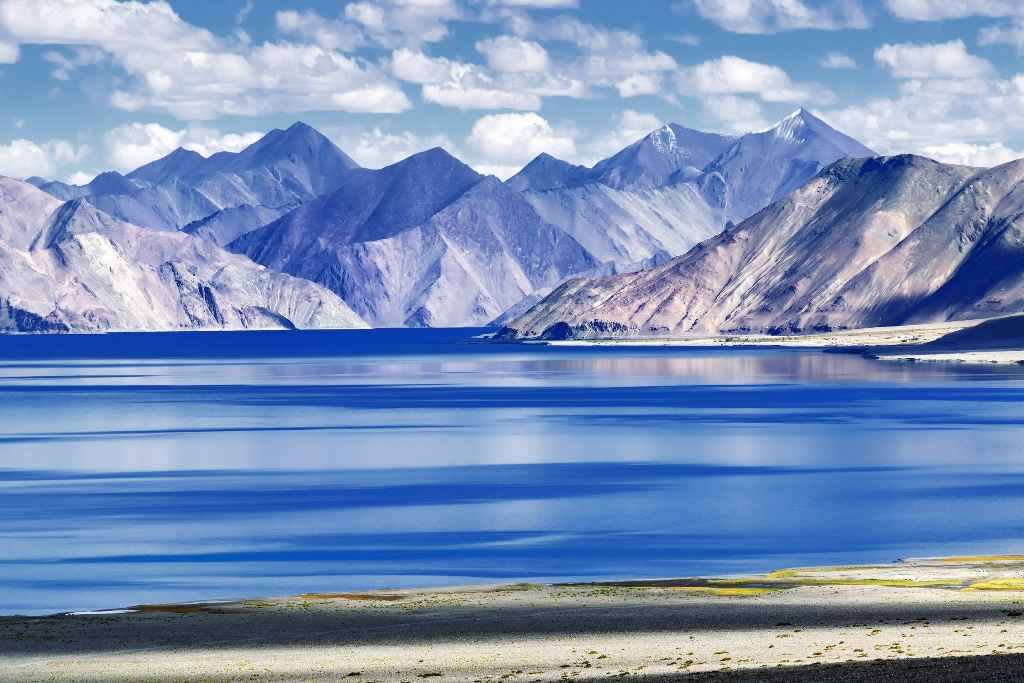 कश्मीर के इन खूबसूरत जगहों पर उठा सकते हैं बर्फबारी का मजा: 10 Best Places To Experience Snowfall in Kashmir pangong lake ladakh hd images